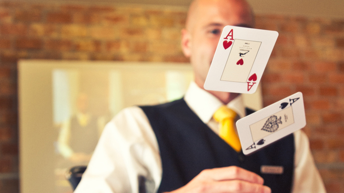 croupier wirft karten